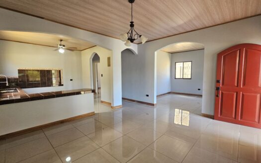 Newly Renovated 3b/2ba plus a 2b casita. Conveniently Located close to Atenas Central – 400052010038