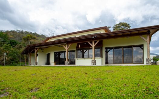 Beautifully built home on 2.5 acres 6 min. from 27 in Atenas – 40005152948
