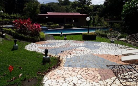 Large property with 3 homes, pool and common area – 40005152748