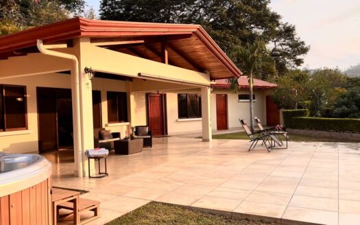 Lovely home in gated Roca Verde community – 40005152870