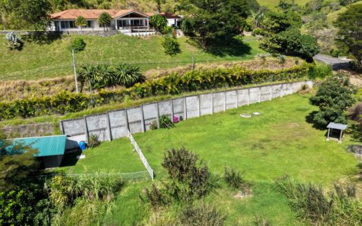 Lovely property in gated community with barn or starter home – 40005152663