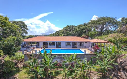 In gated community close to town with large pool and land – 40005152789