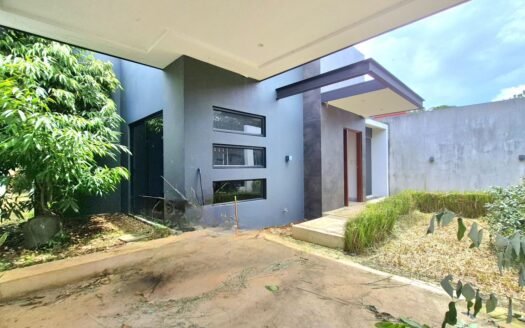 Charming 3-Bedroom Home Just Minutes from Downtown Atenas – 400052042211