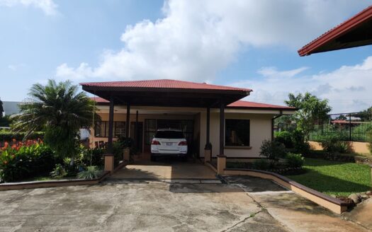 House with 1500 m2 of land, lots of green area and beautiful views. – 400052042159