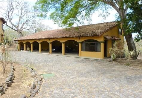 True colonial style home with big areas including pool and rancho – 00139152328