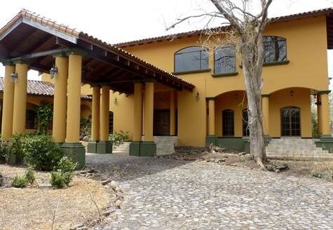 True colonial style home with big areas including pool and rancho – 00139152328