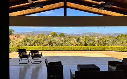 Lovely home in gated Roca Verde community – 40005152870