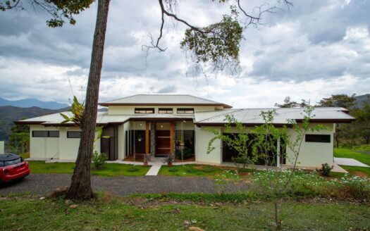 Beautifully built home on 2.5 acres 6 min. from 27 in Atenas – 40005152948