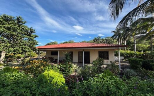 Nicely designed custom built home in Atenas countryside setting – 400051521047