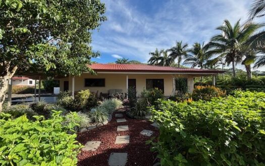 Nicely designed custom built home in Atenas countryside setting – 400051521047