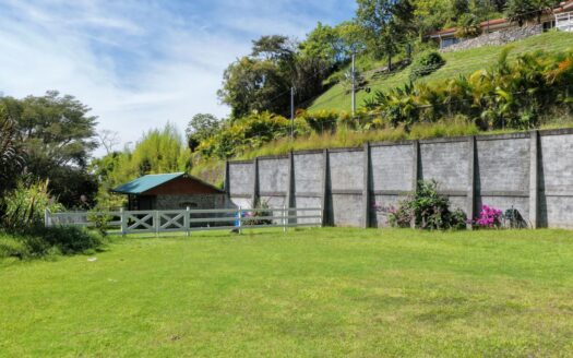 Lovely property in gated community with barn or starter home – 40005152663