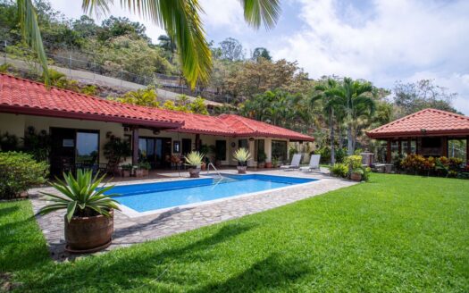 Beautiful home and guest home in mint condition in Vista Atenas – 400051521038