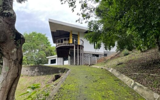 Modern build with large pool, 2 guest homes and ranchos – 40005152685