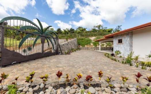Amazing finishes in a private gated community Oro Monte in the cool climates of Naranjo – 400051521011